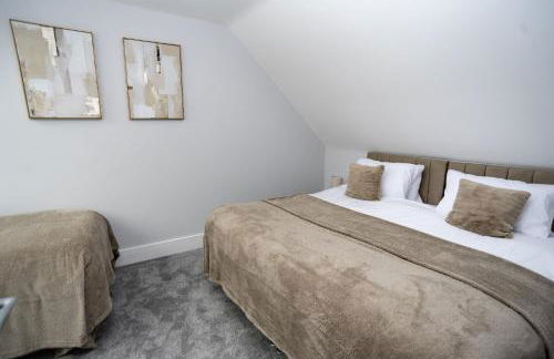 Central Telford Home - Sleeps 8 - Private Parking - Photo 8