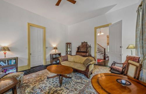 The Manor - Historic Mansion, Wifi, Covered Porch, Screen Porch, King Bed, Walk to Spas, Shops & Restaurants - Foto 17