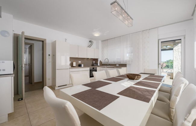 Paula - With Pool - H - Photo 11