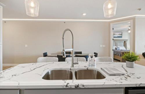 Lakefront Topsider Condo w/ Boat Slip, 2 Pools & Large Deck - Foto 10