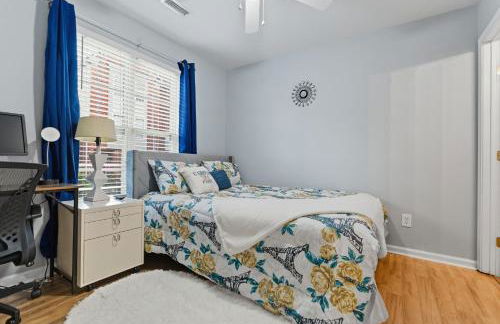 Entire home in prime Raleigh with community pool, dog park and golf course - Photo 16