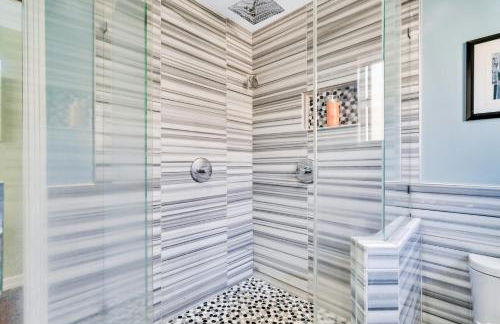 Modern Pool house with hot tub and relaxing backyard - Foto 23