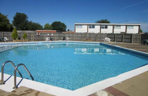 2 Storey 3 Bedroom Chalet -Outdoor Swimming Pool - sleeps up to 6 - 5 min walk to the Beach, near Broads and Great Yarmouth - Foto 2