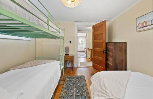 Coastal Red Farmhouse w/Firepit - Holiday Home - Foto 16