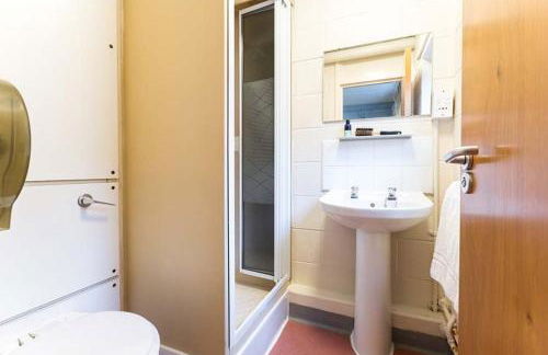 Ensuite Bedrooms with Shared Kitchen and Apartments at Simpsons Hall in Nottingham - Photo 31