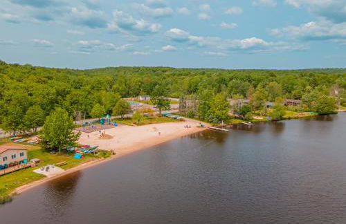 Pocono Lake Escape, includes Golf Cart, Firepit - Foto 64