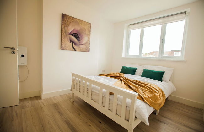 Coombe Hill 2 bedroom House & Parking - Photo 7