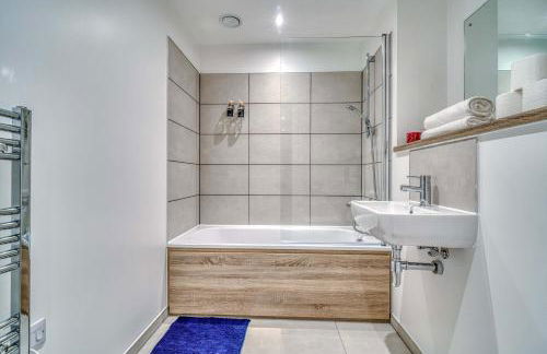 2-BR Near Salford Royal - City & Town Centre View - 1 Minute to Train & Tram Station - Sleeps 6 - Foto 8