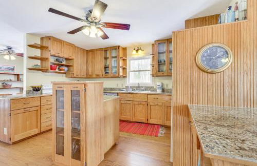 Family Home with Game Room and Decks in Etlan! - Foto 7