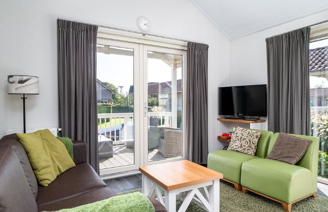 Cozy Chalet Right on the Water in Friesland - Foto 5