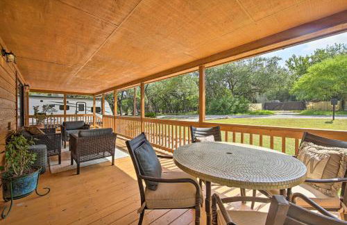Couples Cabin with Luxury Deck, 1 Mi to Canyon Lake! - Foto 18