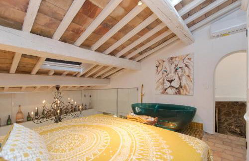Steps from the Port! Chic 2-Bed in the Heart of Saint-Tropez - Photo 16