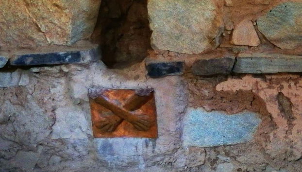 Symbol of crossed hands in the temple