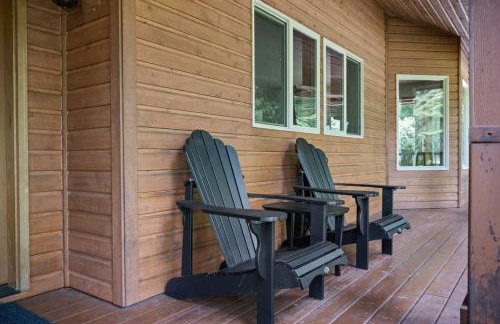 Iron Mountain - Spacious Secluded Lodge with Hot Tub & Game Room - Photo 7