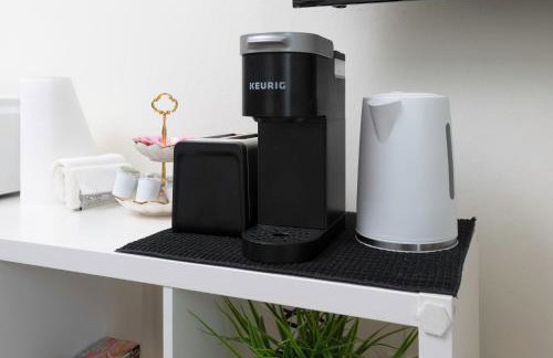 Modern 1BR Suite w AC Sleeps 3, NW Bakersfield - Photo 17