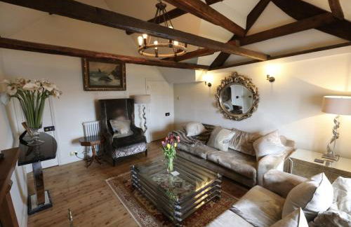 Duke of Monmouth penthouse luxury apartment Lyme Regis 3 bedroom parking Hot tub Garden dog friendly - Photo 3