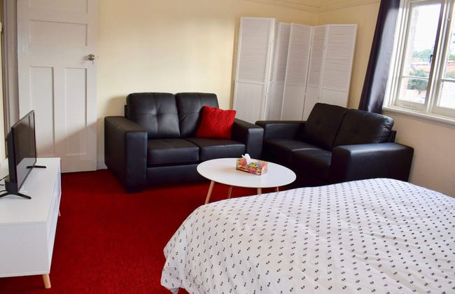 Comfortable 3 Bedroom Apartment In Trendy Haberfield - Photo 6