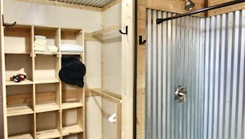 Farm House Cabin, Patio, TV Room, Games, BBQ, Campfire - Foto 3, Shower