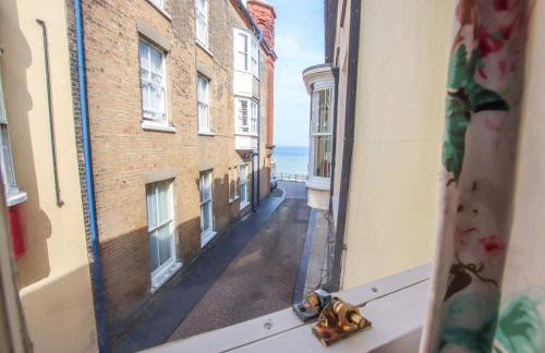 Stunning Cromer beach house with sea views - Photo 26