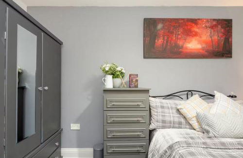 Family-Friendly 2-Bed Home with Games & Fireplace - Foto 21