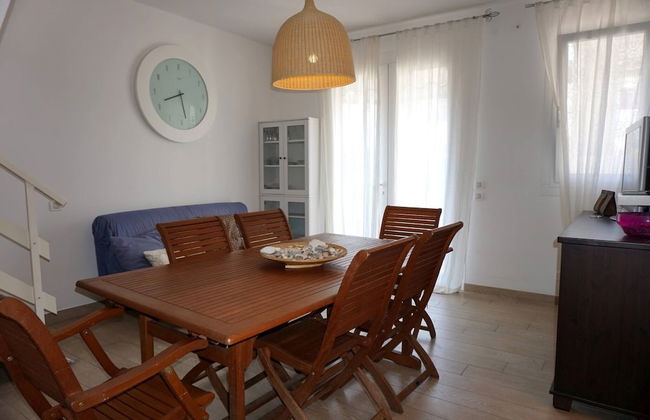 Villa in Front of the Pedestrian Area With Pool - Foto 17