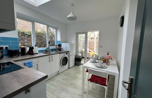 Central Bedford FREE Parking & Private Garden& Conservatory Perfect for large group of people - Foto 15