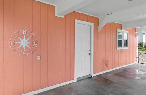 Coastal bungalow with huge yard, comfy deck and close to beach - Foto 21