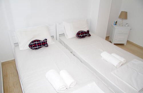 white house by the sea - Photo 21