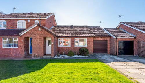 14 Acomb Wood Drive Peaceful 2-Bed Home in York with Free Parking - Pass the Keys - Foto 2, Other