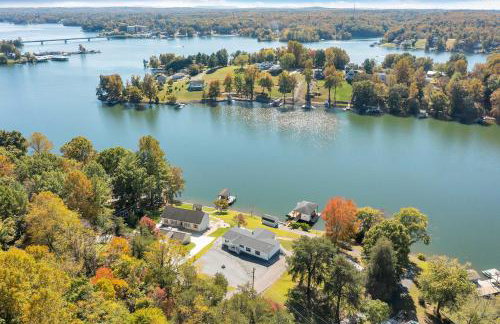 Family Lake Retreat w/ Screened Deck! - Foto 36