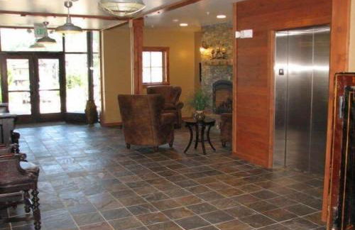 Large Studio Condo with Full Kitchen, Ski, Bike, Beautiful Balcony Views Hottub Fireplace - Foto 24