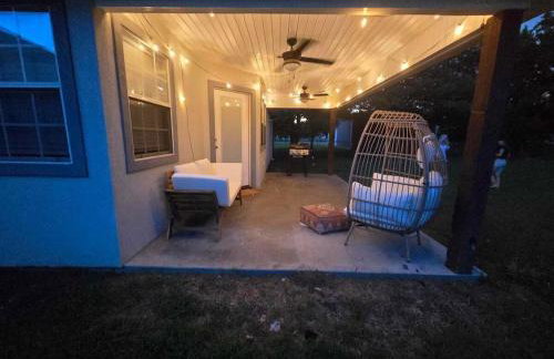 Pet Paradise on Main Fenced Yard Included - Foto 28