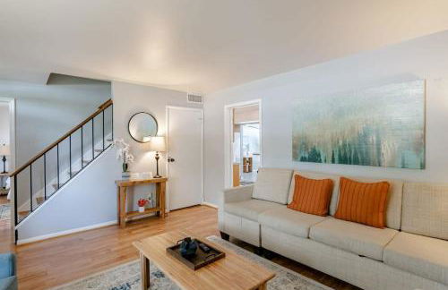 Private Pool & Yard Mins to Dining & University - Foto 1