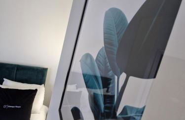 5 Bedroom semi detached home with off road parking - Photo 14