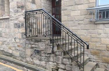 Next to the Palace and Royal Mile with parking - Photo 3