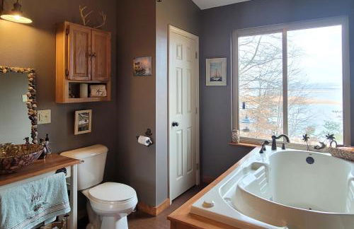 Scenic Lakefront Cabin Dock Water Activities Games - Foto 33