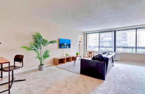 Modern Crystal City Apartment Top Amenities & Prime Location - Photo 16