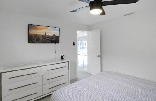 Chic & modern canal-front retreat with private pool - Azure Tides - Photo 55
