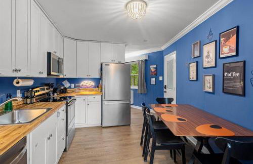 Fun & Funky Asheville Home with Pool Table, Darts - Foto 6