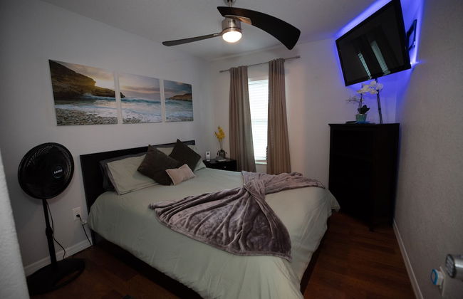 Urban Oasis W/hot Tub, Heated Pool And Private Movie Theater 2 Bedroom Home by RedAwning - Foto 9