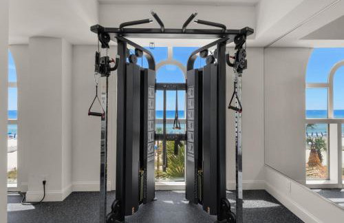 High-rise condo with pool & ocean views - walk to the beach - Foto 33