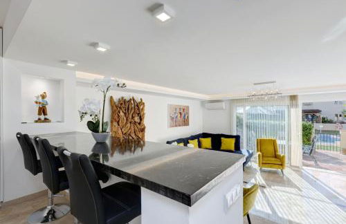 Luxury modern beachfront 3 bed gated community townhouse with pool, sun terrace, sea views close to all amenities - Photo 26