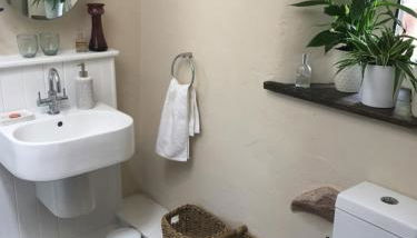 Historic converted byre in courtyard of 16C house - Foto 4