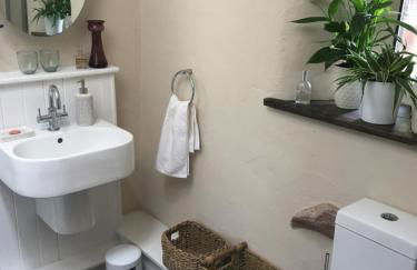 Historic converted byre in courtyard of 16C house - Foto 4