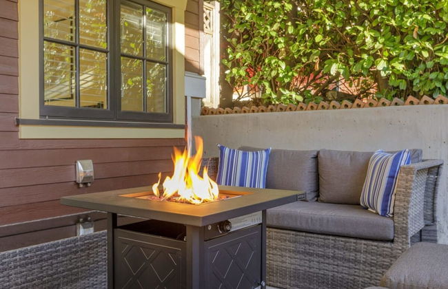 Stunning 3 Bedroom Secondary Suite N Van - Photo 52