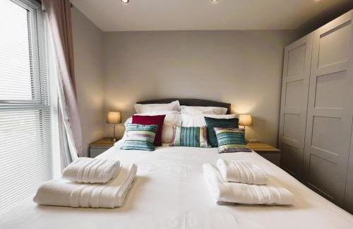 25 Breakwaters - Beach Hut is Included with this Pet Friendly Lux Apartment with Balcony, Stunning Sea Views over to Culver Cliffs & Free Parking - Photo 26