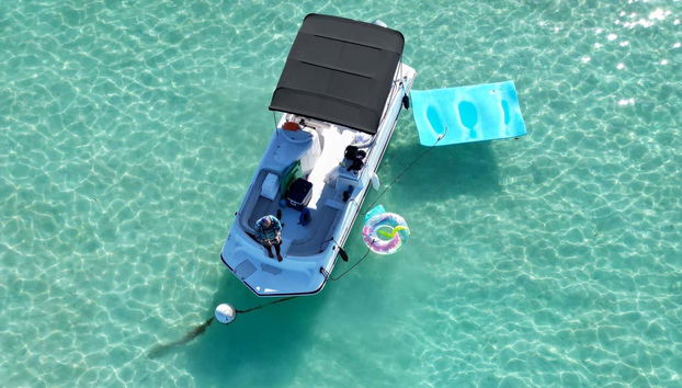 O barco nas águas cristalinas de Cayo Caracoles