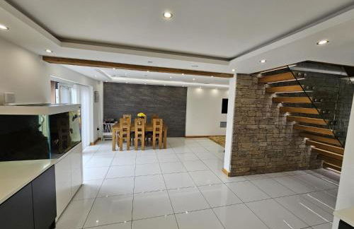 Modern Large 4-Bed Property sleeps 10 in Abergele - Photo 48