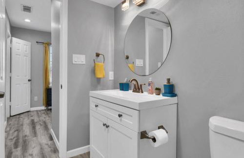 Easygoing 1BR Retreat near Dining and Fun Spots - Foto 8
