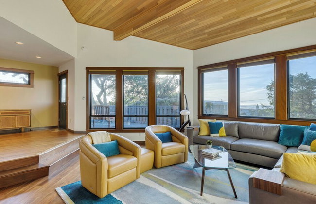 Half Block to Beach w/ Oceanview, Patio + Balcony The Shore Pine by Avantstay - Foto 1
